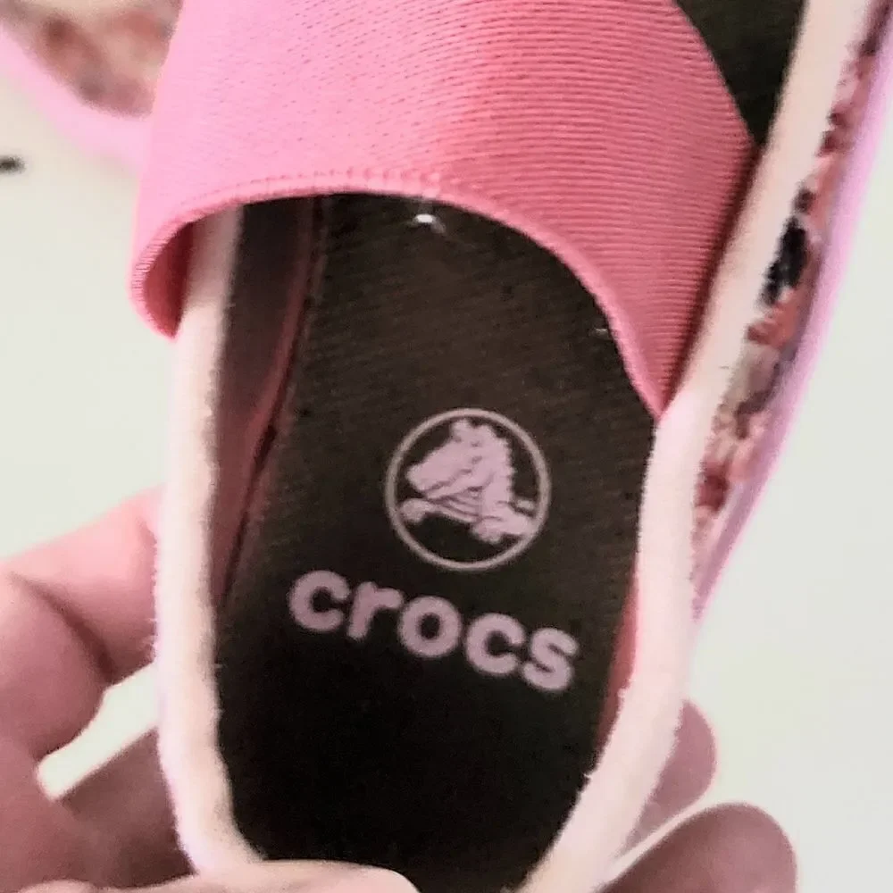 Crocs little girl size 9 pink
